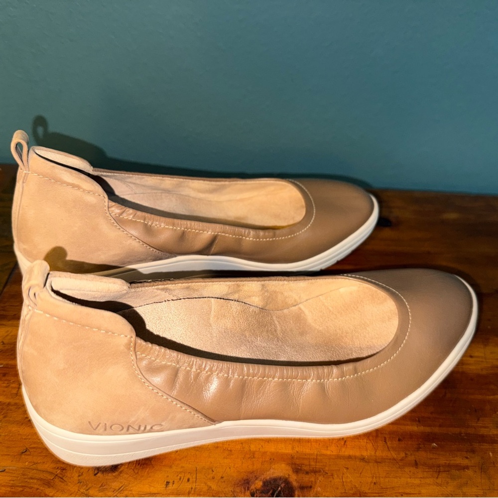 Vionic Beige Leather Ballet Flats. Size 9. Great condition